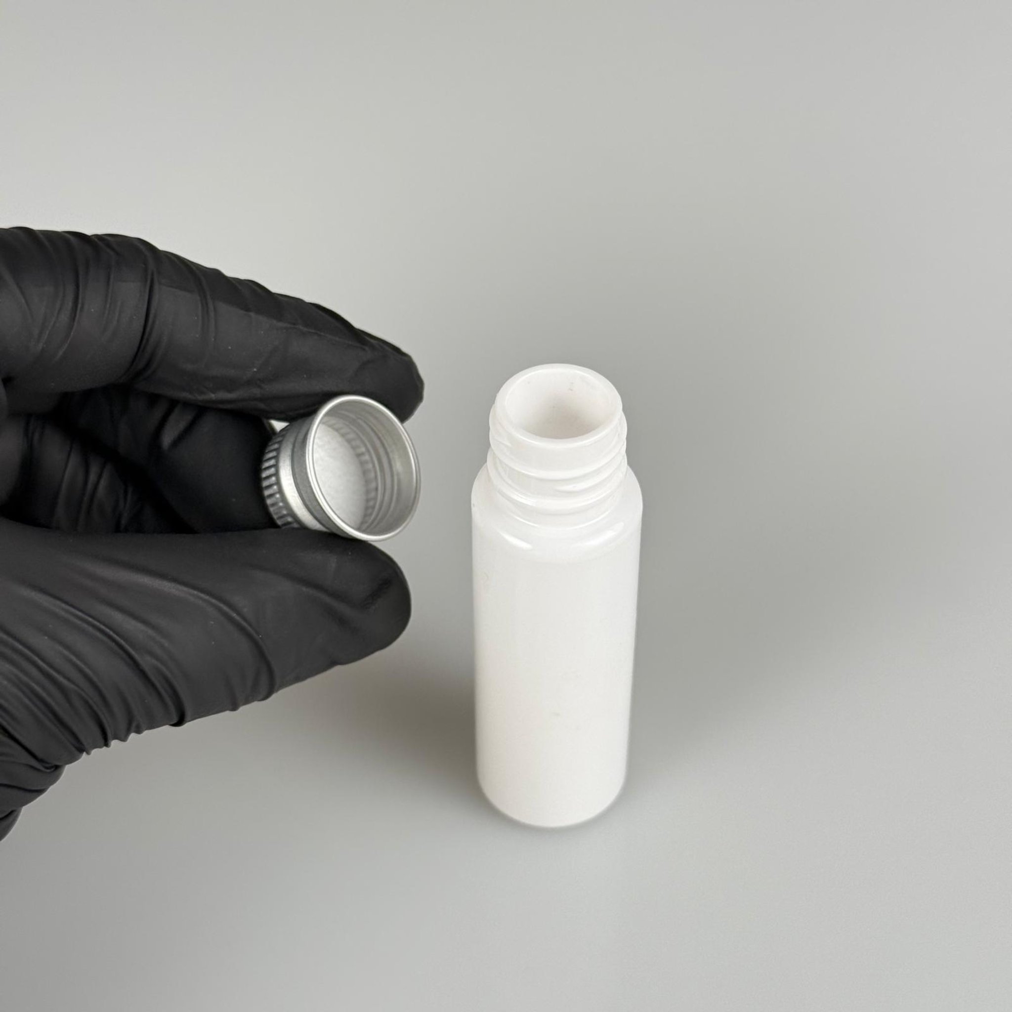 20 CC BEYAZ PET SHOT ŞİŞE - KÖPÜK CONTALI GÜMÜŞ ALÜMİNYUM METAL KAPAKLI TAKIM - 20 ML PLASTİK ŞİŞE