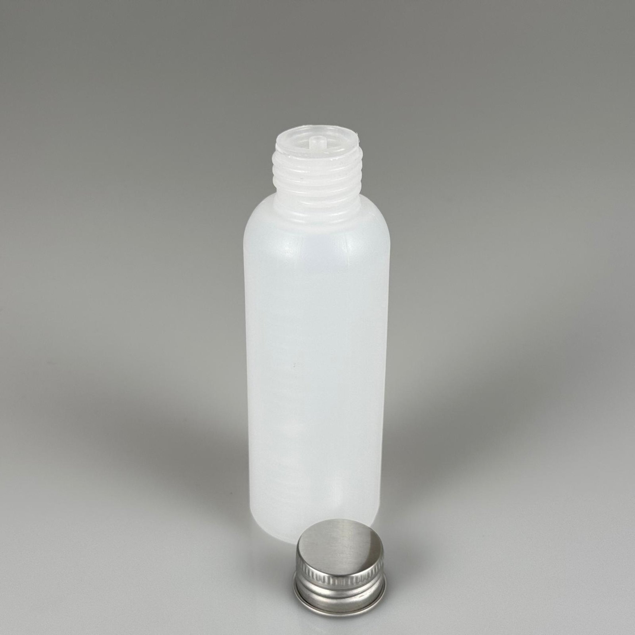 100 CC NATÜREL SERT POLİETİLEN ASETON ŞİŞESİ ( 24 MM ) + KÖPÜK CONTALI GÜMÜŞ METAL ALÜMİNYUM KAPAKLI + KOLONYA TIPALI TAKIM - 100 ML KAPAKLI PLASTİK ASETON ŞİŞELERİ