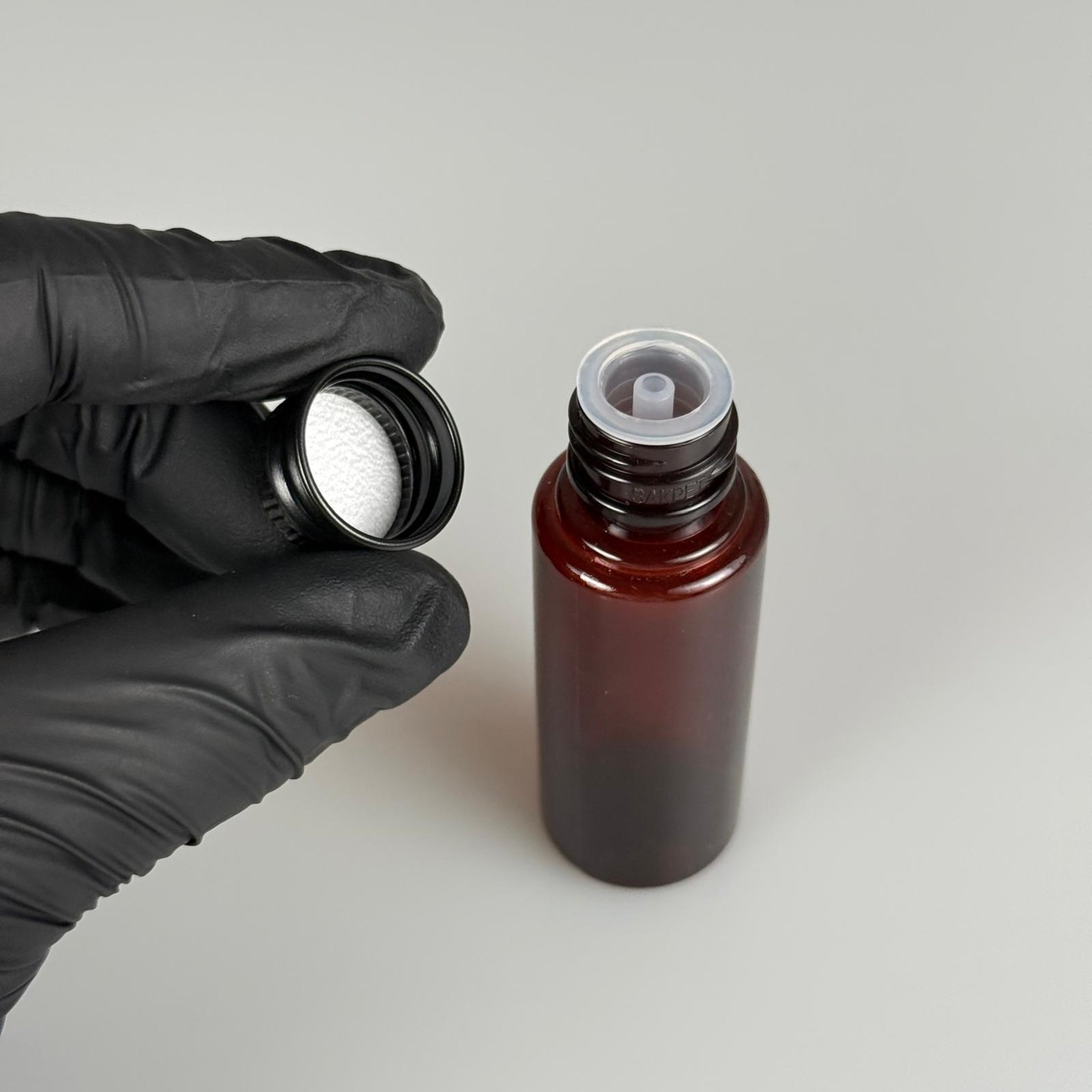 30 CC PET AMBER SHOT ŞİŞE - KÖPÜK CONTALI SİYAH ALÜMİNYUM METAL KAPAKLI + DAMLALIKLI KOLONYA TIPALITAKIM - 30 ML KAHVERENGİ PLASTİK ŞİŞE