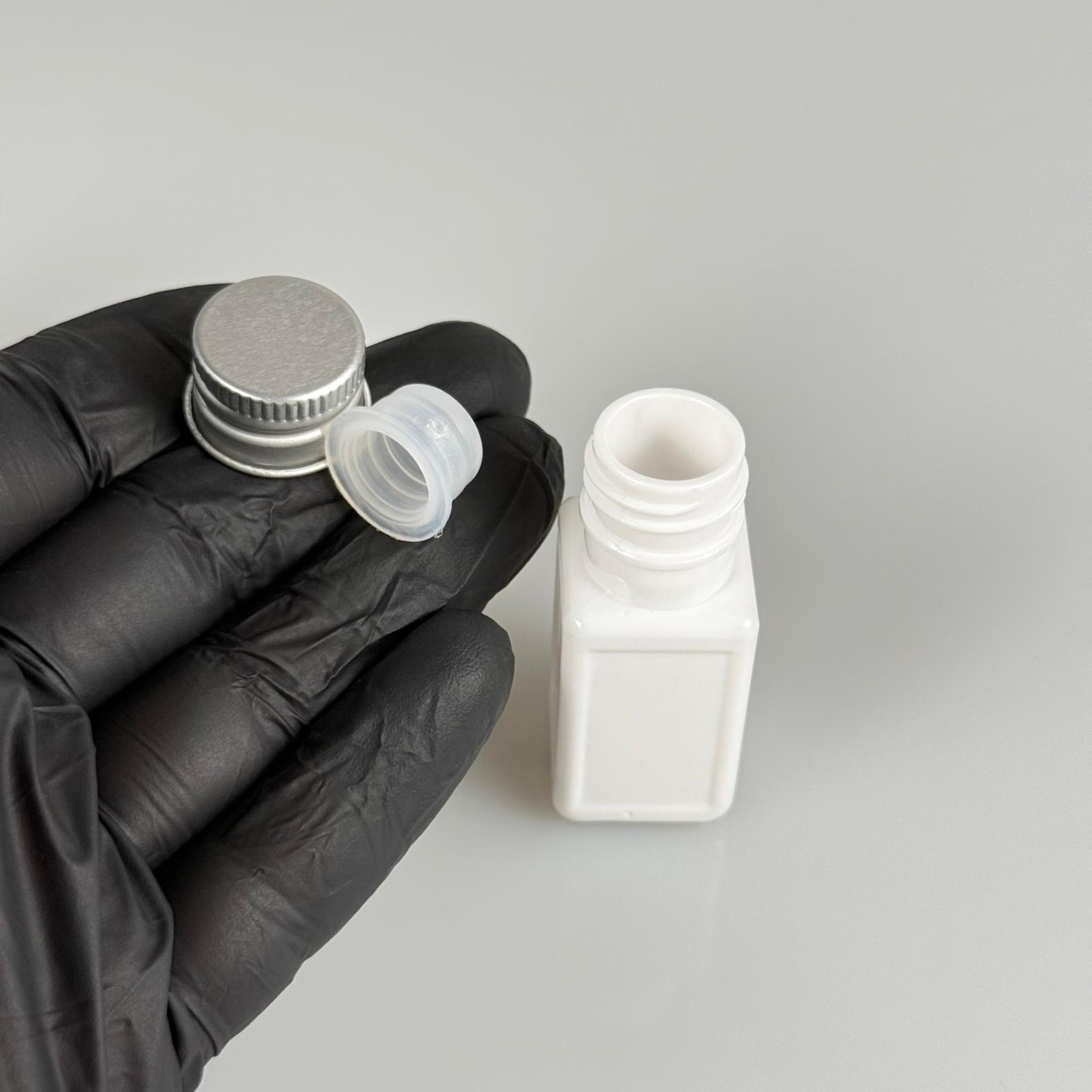10 CC BEYAZ KARE PET SHOT ŞİŞE - KÖPÜK CONTALI GÜMÜŞ ALÜMİNYUM METAL KAPAKLI + KÖR TIPALI TAKIM - 10 ML PLASTİK ŞİŞE