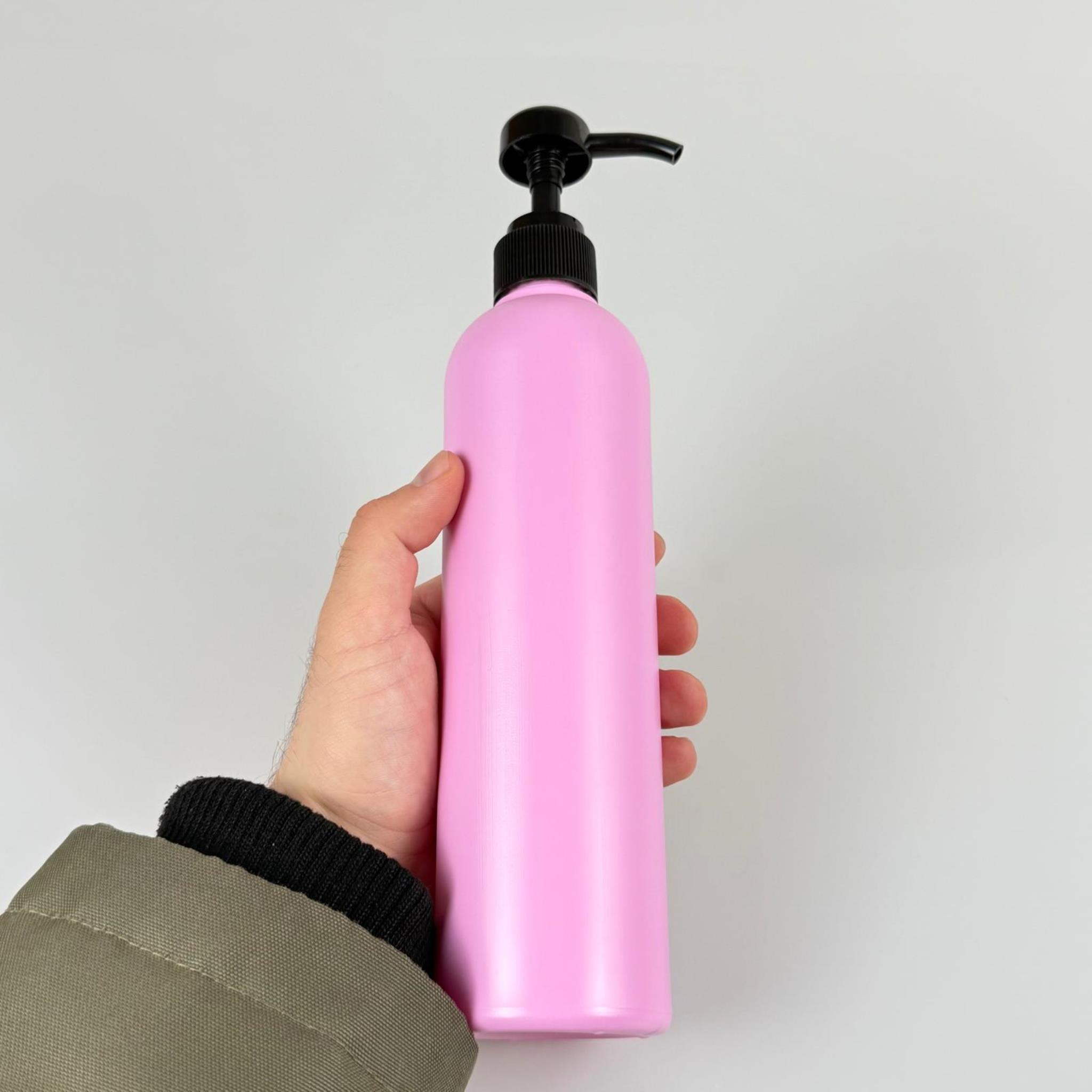 500 CC POLİETİLEN PEMBE MODEL ŞİŞE - SİYAH DOZAJ POMPALI (HER BASMADA 4 CC SIVI ATAR) - 0,5 LT POMPALI ŞİŞE - ŞURUP, ŞAMPUAN, KREM GİBİ YOĞUN KIVAMLI SIVILARDA KULLANILIR