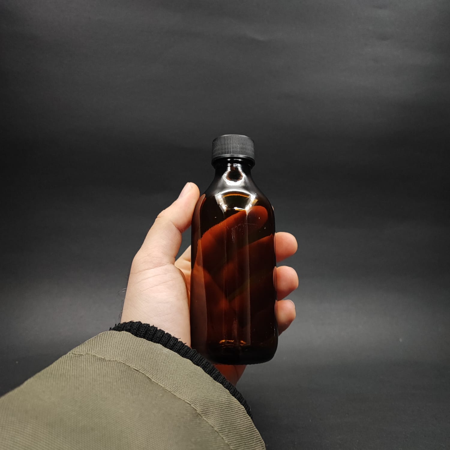 150 ML DOLUMU KOLAY, GENİŞ AĞIZLI İÇTEN DAMLALIKLI ŞİŞE (25 MM AĞIZ) - 150 CC SİYAH CONTALI KAPAKLI İÇTEN DAMLALIKLI CAM ECZA ŞİŞESİ - AMBER KAHVERENGİ