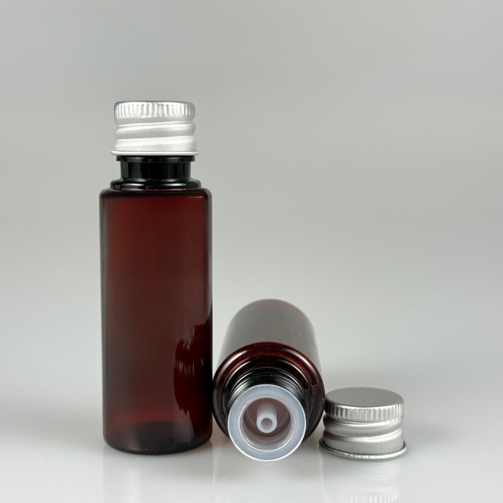 30 CC PET AMBER SHOT ŞİŞE - KÖPÜK CONTALI GÜMÜŞ ALÜMİNYUM METAL KAPAKLI + DAMLALIKLI KOLONYA TIPALITAKIM - 30 ML KAHVERENGİ PLASTİK ŞİŞE