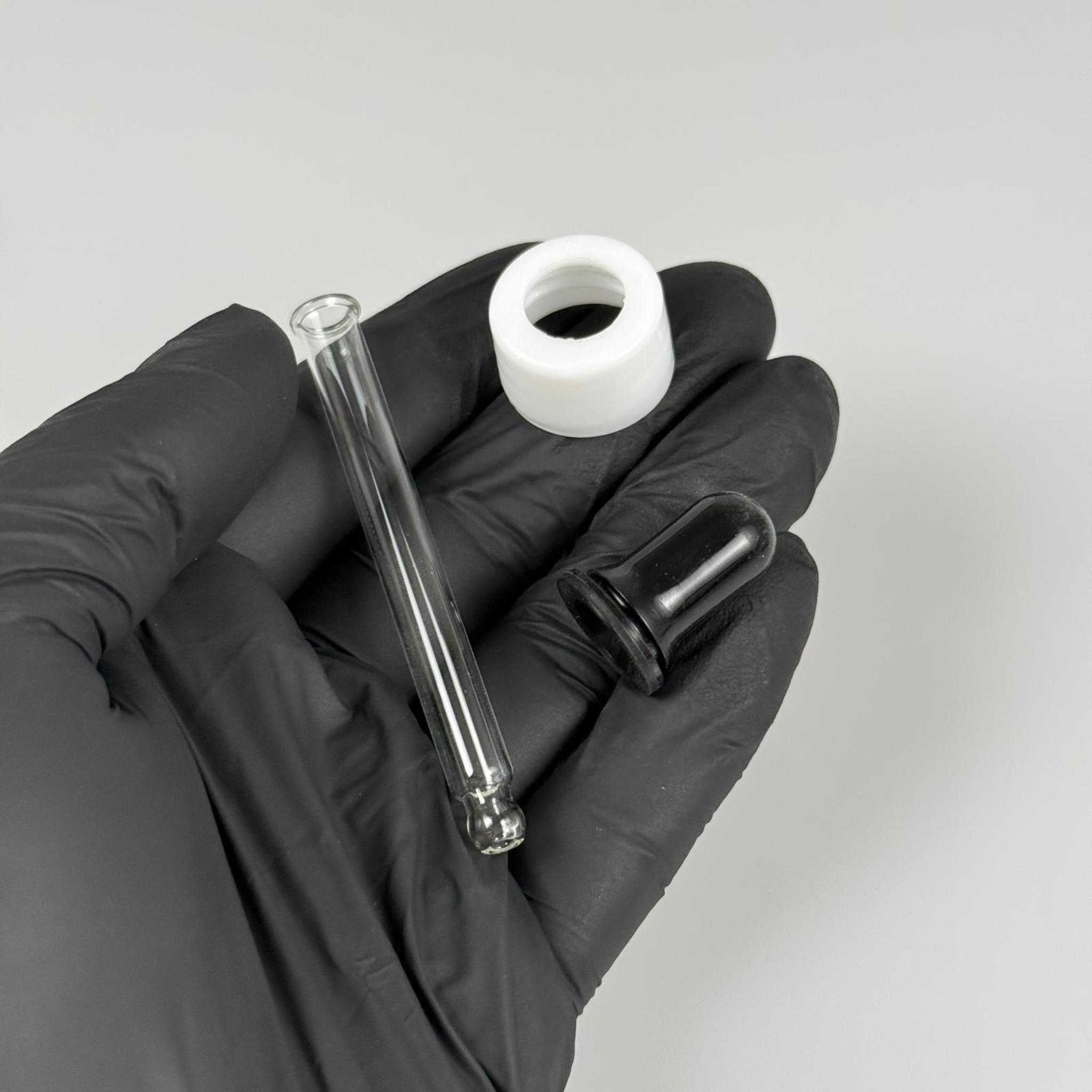 18 MM CAM DAMLALIKLI TAKIM - SİYAH EMZİK +  DELİKLİ PLASTİK DÜZ BEYAZ KAPAK + 70 MM CAM PİPET