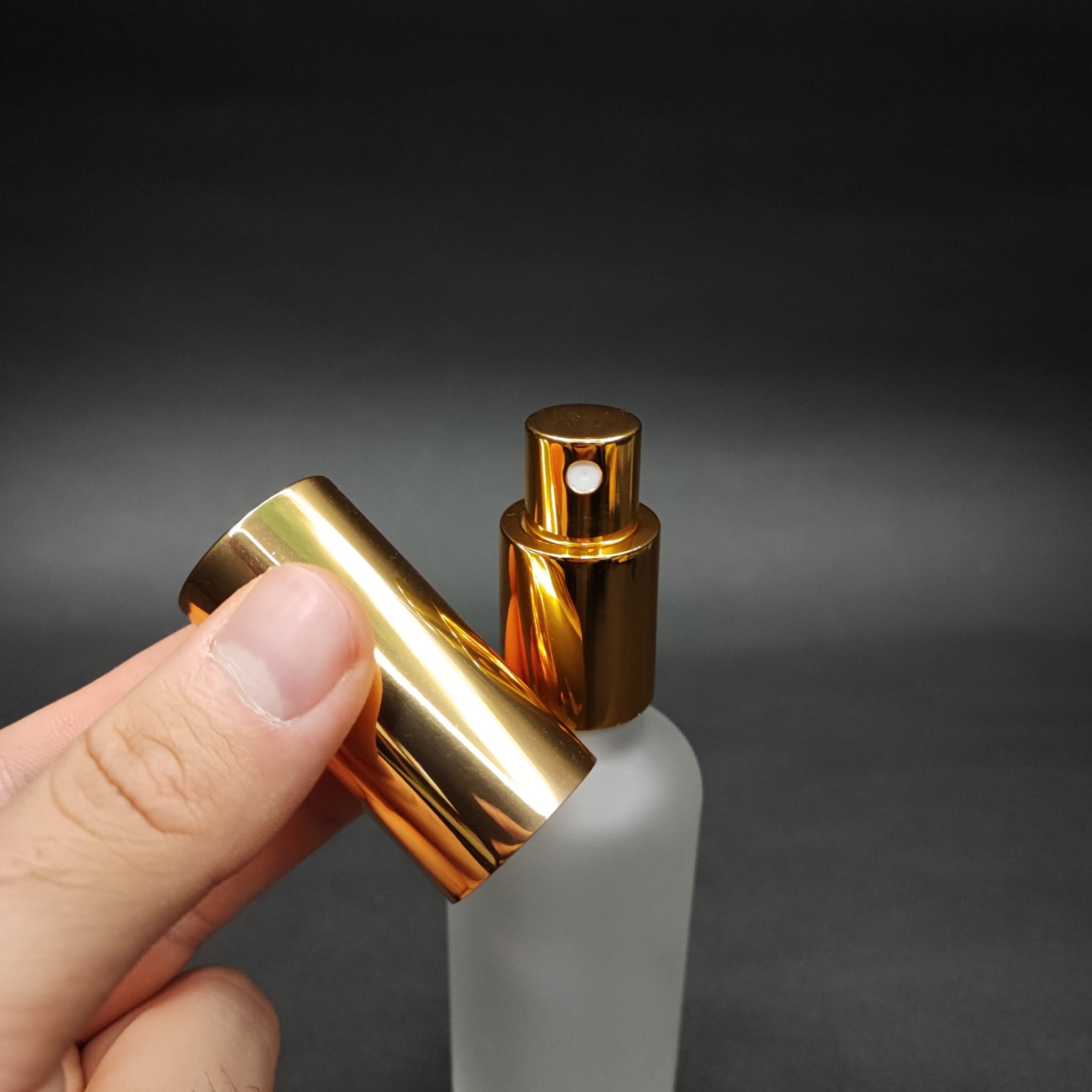 50 ML LÜKS VİDALI VALF ÇEVİRME PARFÜM ŞİŞELERİ - 50 CC BUZLU CAM ŞİŞE - GOLD METAL SPREYLİ KAPAKLI SET