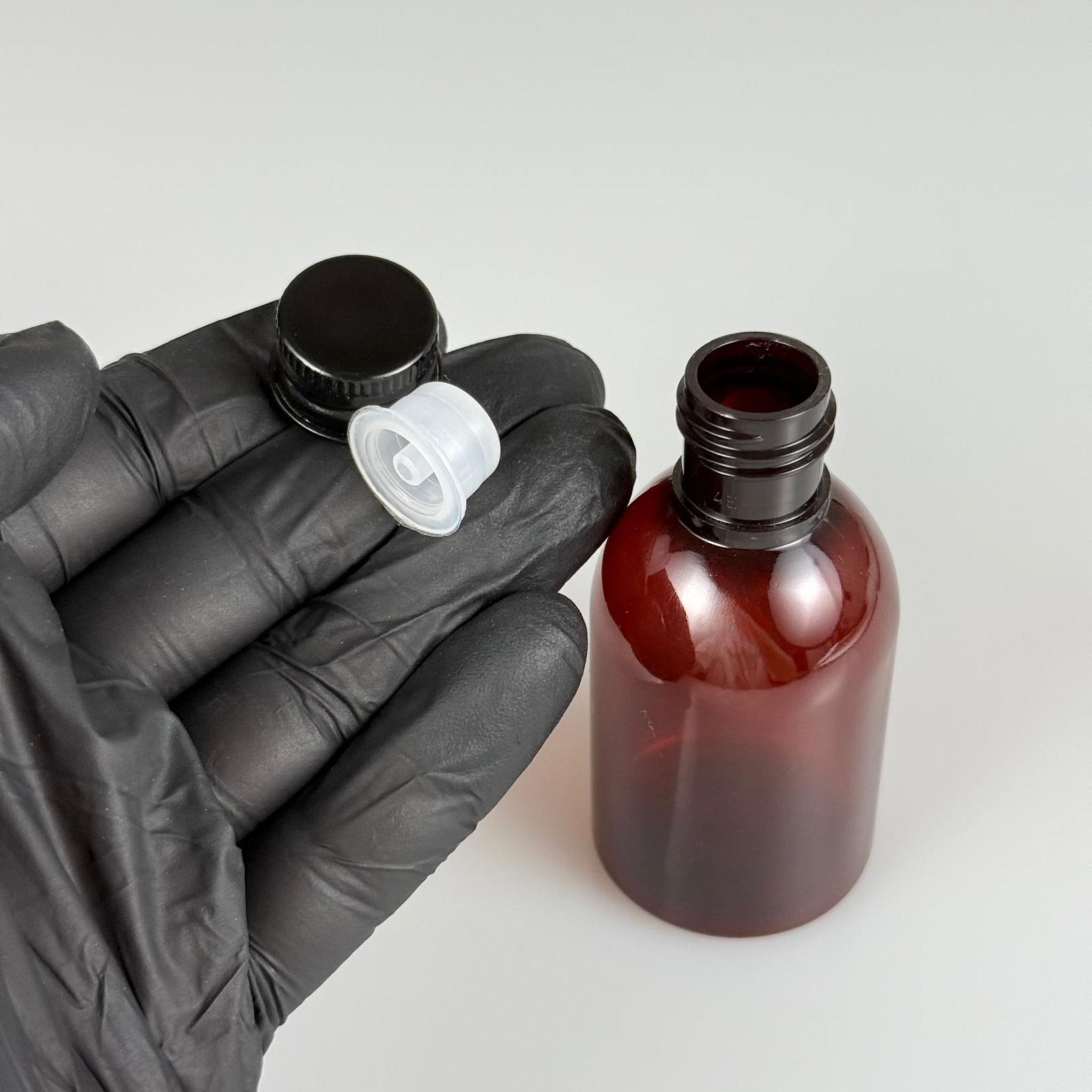 50  CC AMBER PET ŞİŞE + KÖPÜK CONTALI SİYAH ALÜMİNYUM METAL KAPAKLI + DAMLALIKLI KOLONYA TIPALI TAKIM - 50 ML KAHVERENGİ PLASTİK ŞİŞE