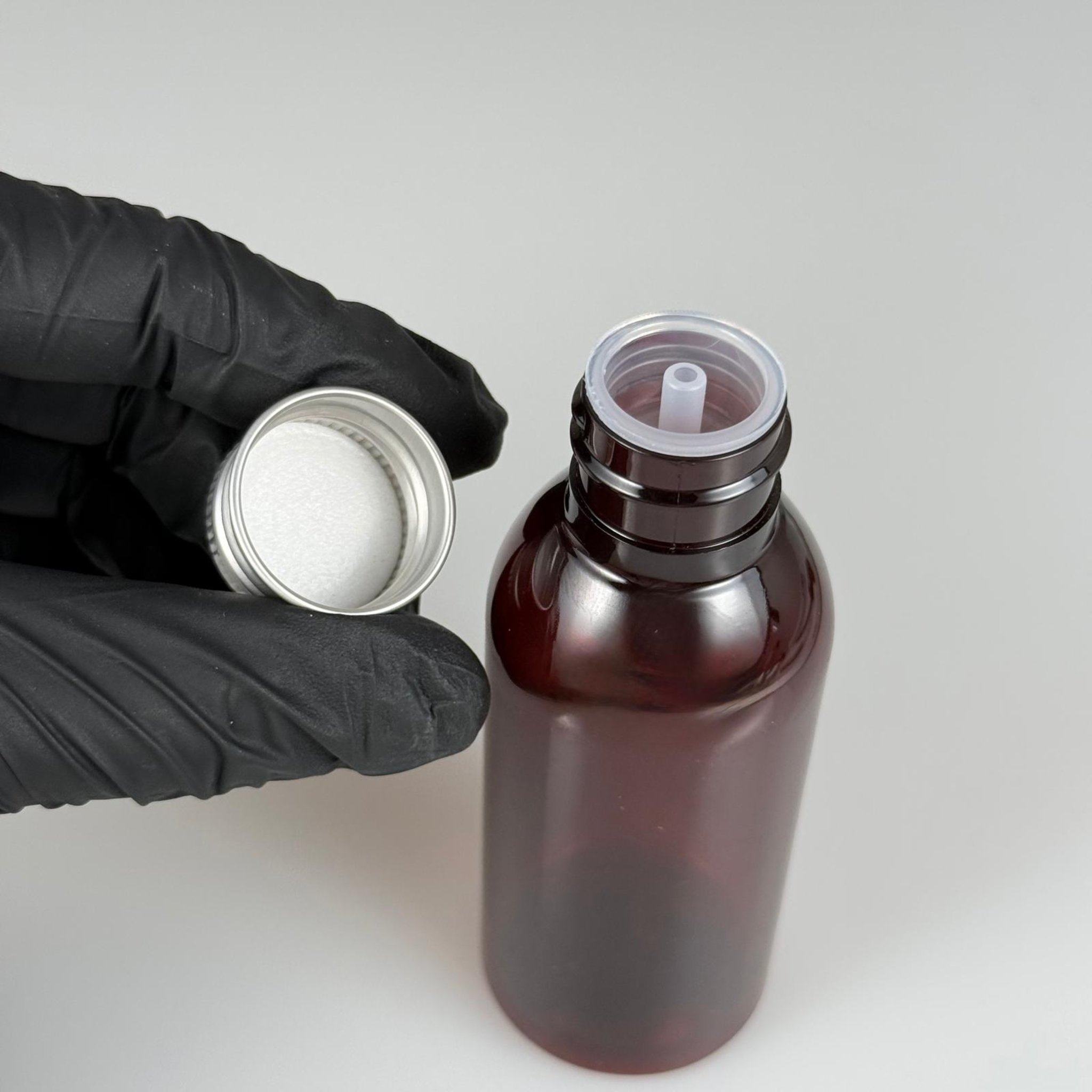 100 CC AMBER SERT MODEL PET ŞİŞE (24 AĞIZ) + KÖPÜK CONTALI GÜMÜŞ METAL ALÜMİNYUM KAPAK + KOLONYA TIPALI TAKIM - 100 ML KAPAKLI KAHVERENGİ KALIN PET ŞİŞELER