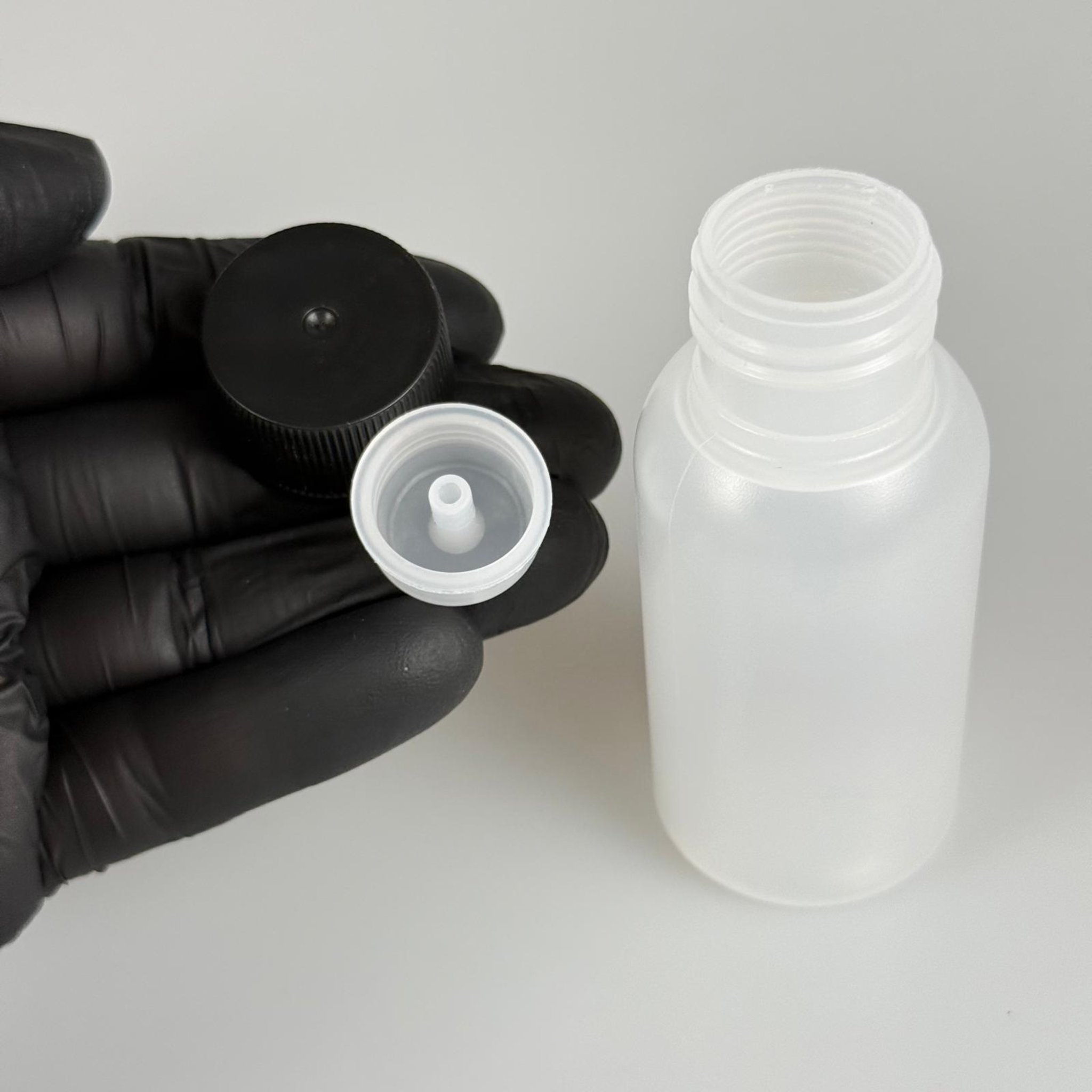 50 ML SIKILABİLİR YUMUŞAK POLİETİLEN PE PLASTİK ŞİŞE - CONTALI SİYAH KAPAKLI + KOLONYA TIPALI - 50 cc sos, yağ, kartuş, mürekkep vb için boş şişeler