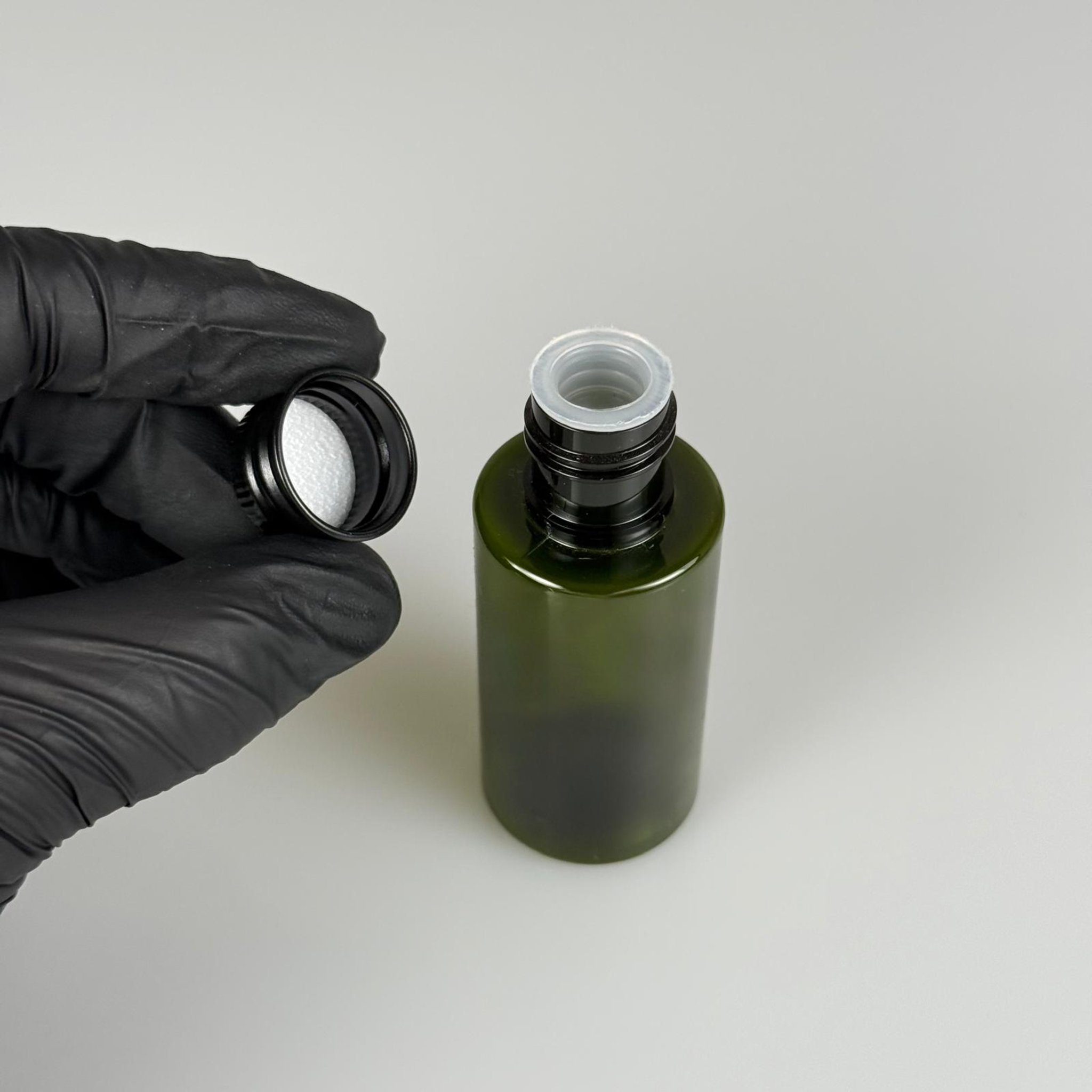 35 CC  SİLİNDİR YEŞİL PET ŞİŞE + KÖPÜK CONTALI SİYAH ALÜMİNYUM METAL KAPAKLI + KÖR TIPALI TAKIM - 35 ML PLASTİK ŞİŞE