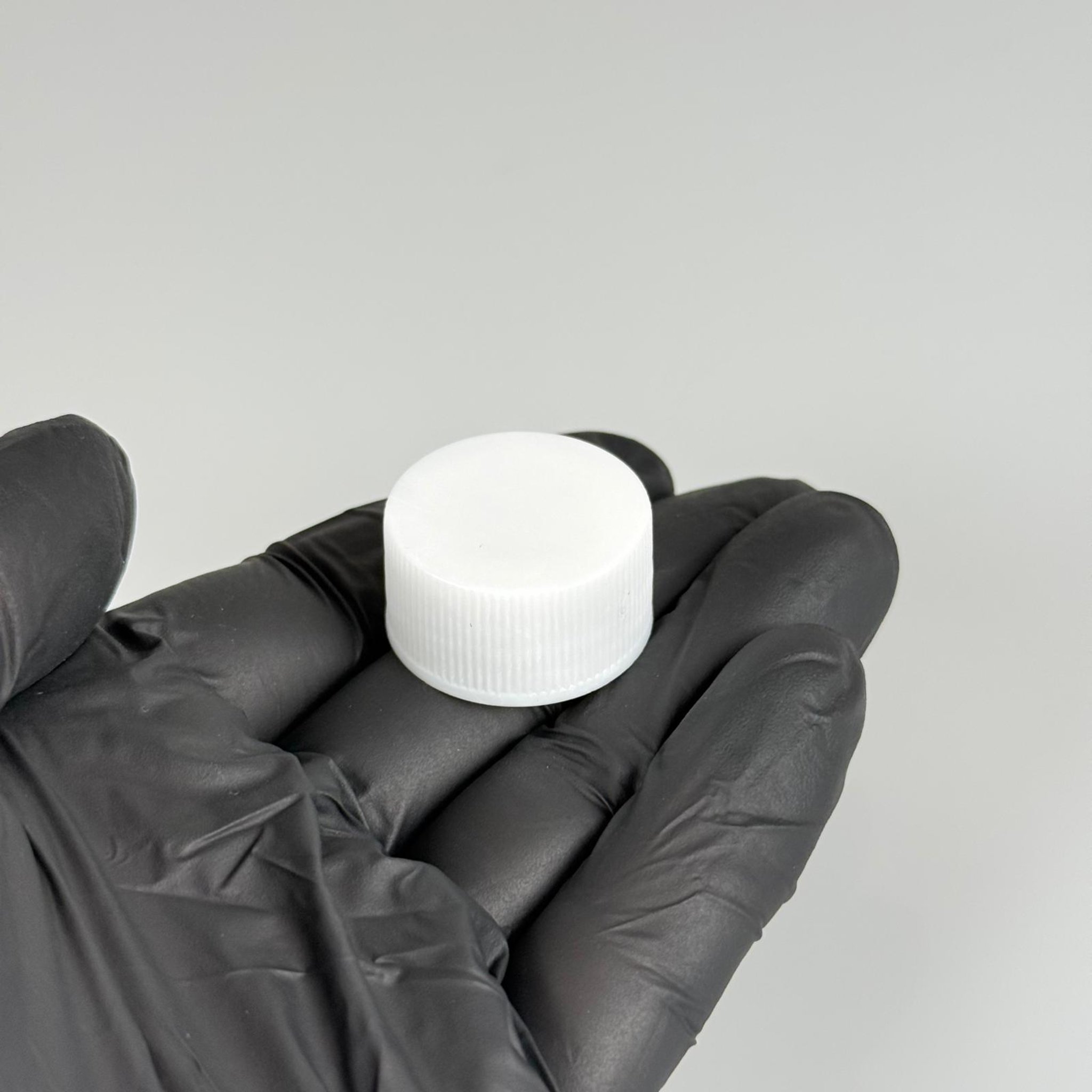 25 MM VİDALI KAPAK -- KÖPÜK CONTALI CAM VE PLASTİK ŞİŞE KAPAĞI - BEYAZ