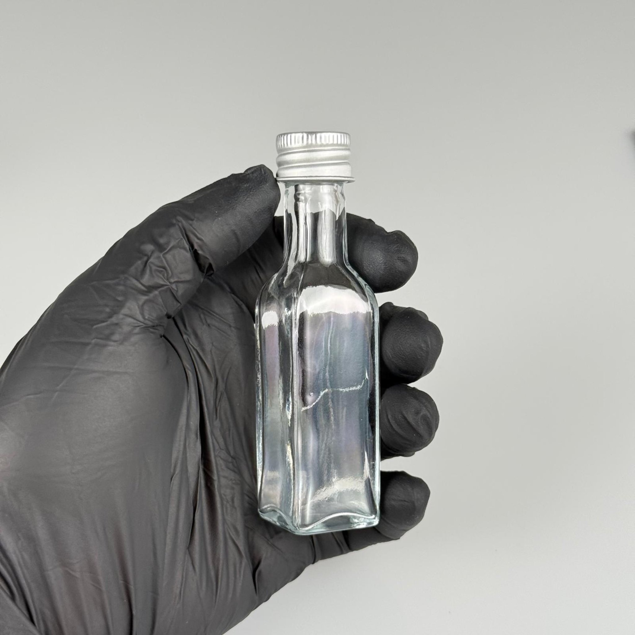 20 CC MARASKA KÖŞELİ KARE CAM ŞİŞE + GÜMÜŞ ALÜMİNYUM METAL KAPAKLI TAKIM - 20 ML ŞEFFAF CAM ŞİŞE