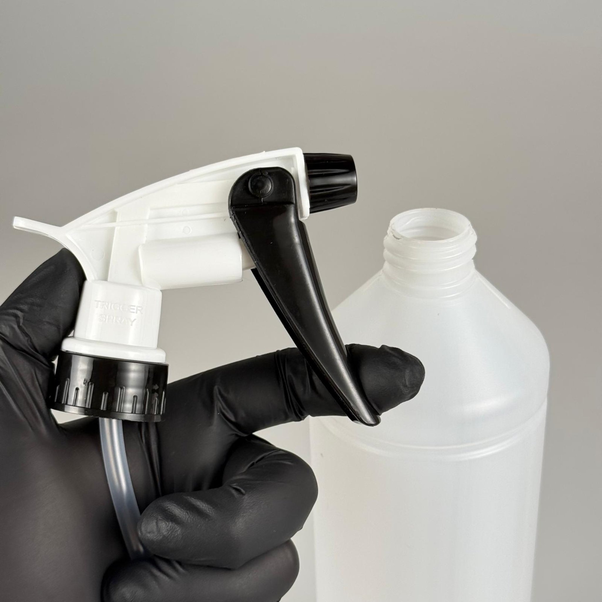 1000 CC TİNER ŞİŞESİ - BÜYÜK SİYAH BEYAZ DOZAJLI KİMYASALA DAYANIKLI TRİGER TETİK SPREYLİ - 1000 ML KİMYASALA DAYANIKLI PLASTİK ŞİŞE - 1 LT POLİETİLEN ŞİŞE - UZUN OTO TEMİZLİK ŞİŞESİ
