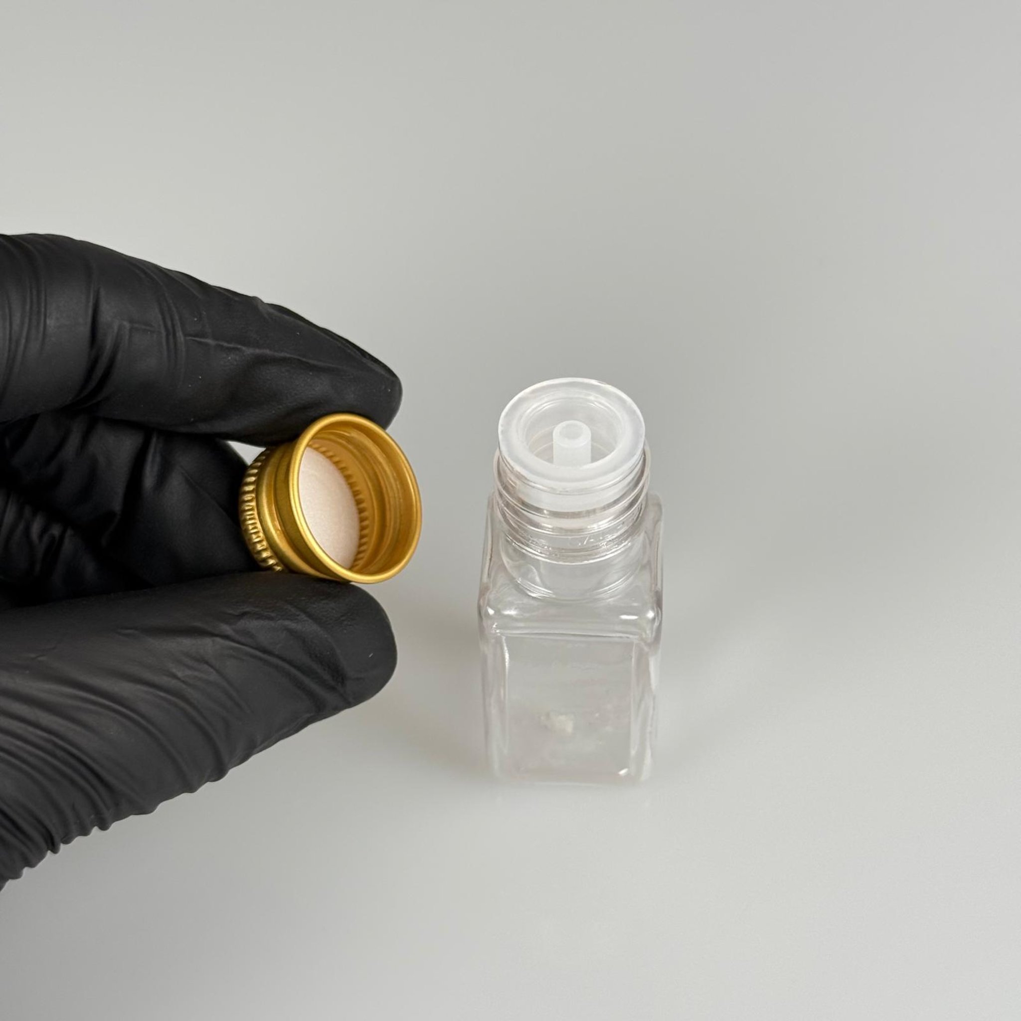10 CC ŞEFFAF KARE PET SHOT ŞİŞE - KÖPÜK CONTALI GOLD ALÜMİNYUM METAL KAPAKLI + DAMLALIKLI KOLONYA TIPALI TAKIM - 10 ML PLASTİK ŞİŞE
