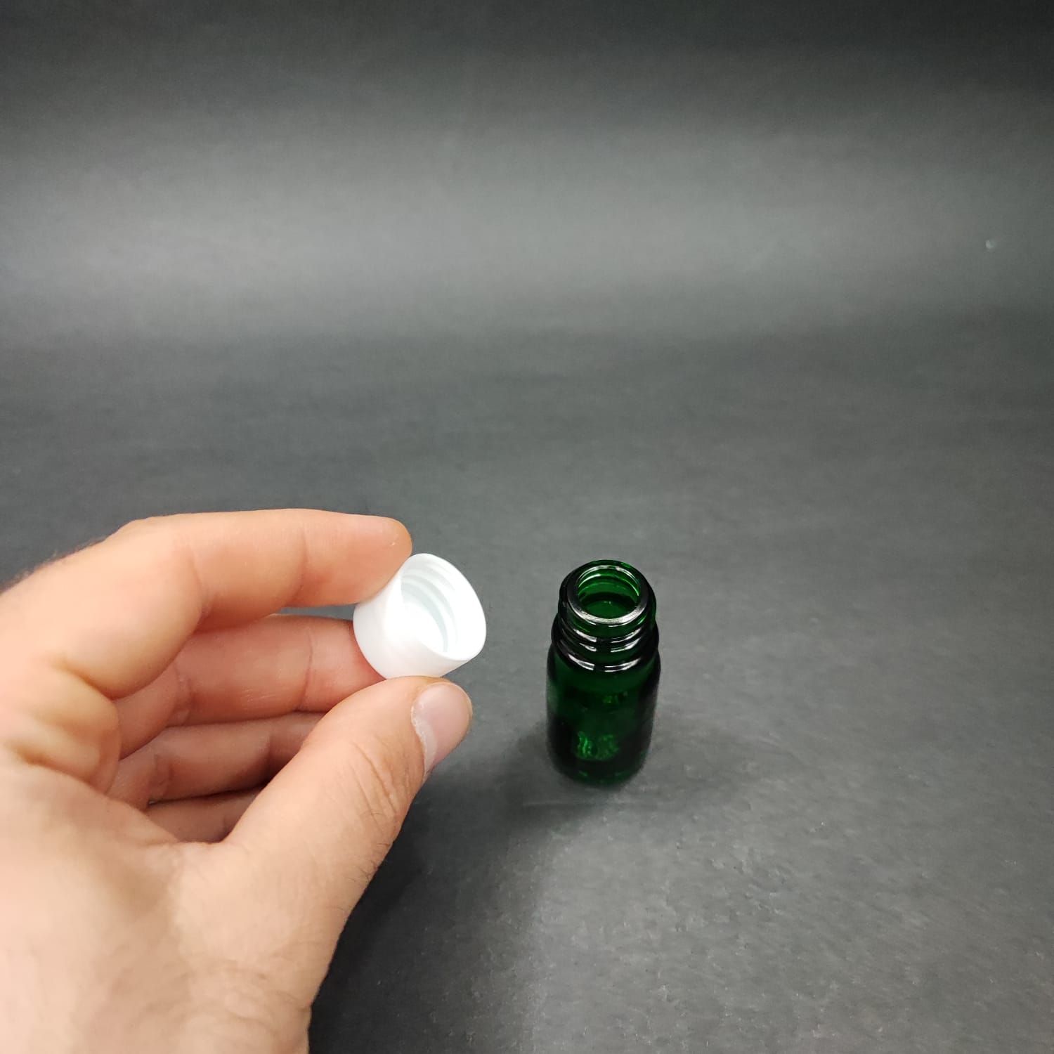 5 CC YEŞİL CAM ŞİŞE + KENDİNDEN CONTALI SIZDIRMAZ BEYAZ KAPAK - 5 ML KAPAKLI CAM ŞİŞE