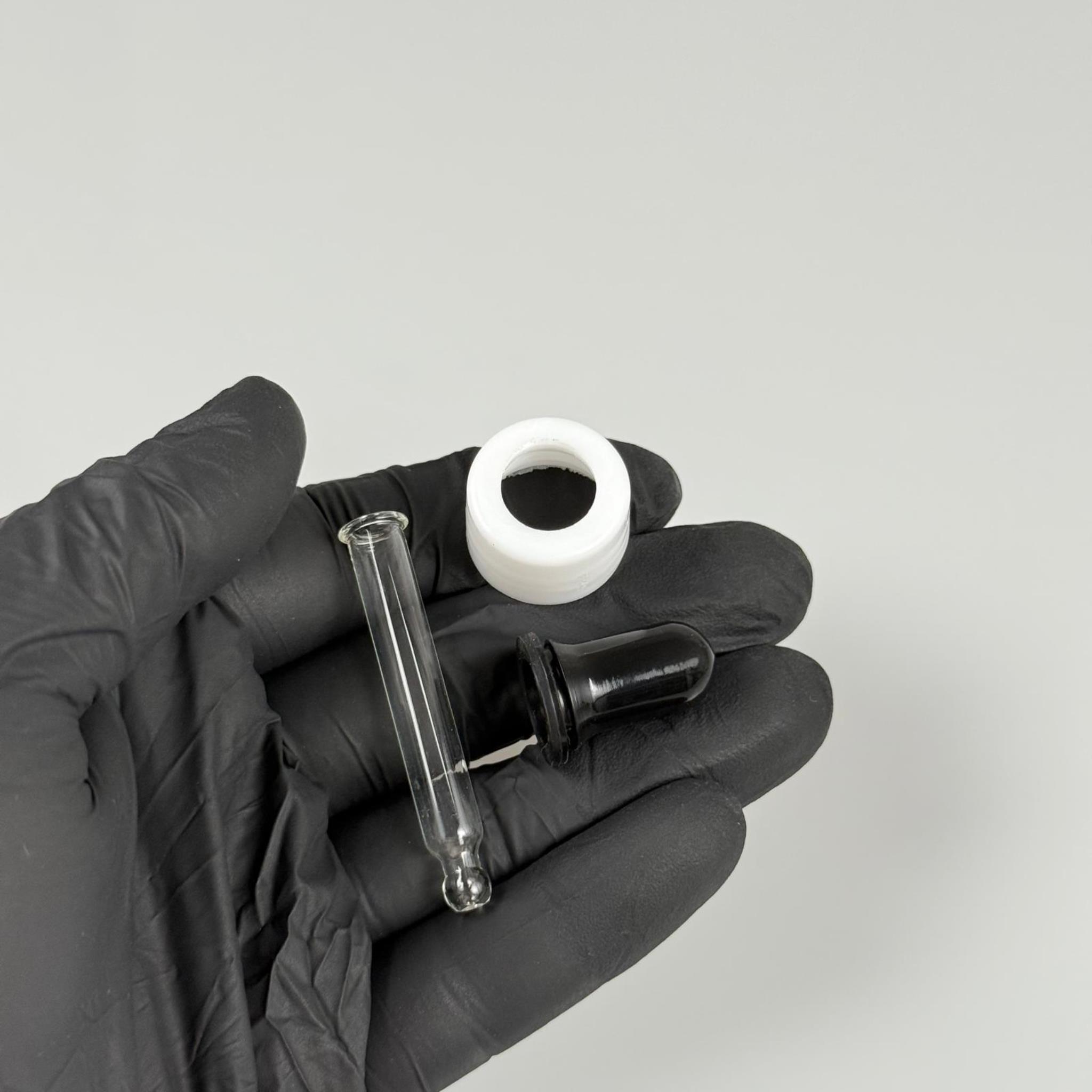 18 MM CAM DAMLALIKLI TAKIM - SİYAH EMZİK +  DELİKLİ PLASTİK DÜZ BEYAZ KAPAK + 48 MM CAM PİPET