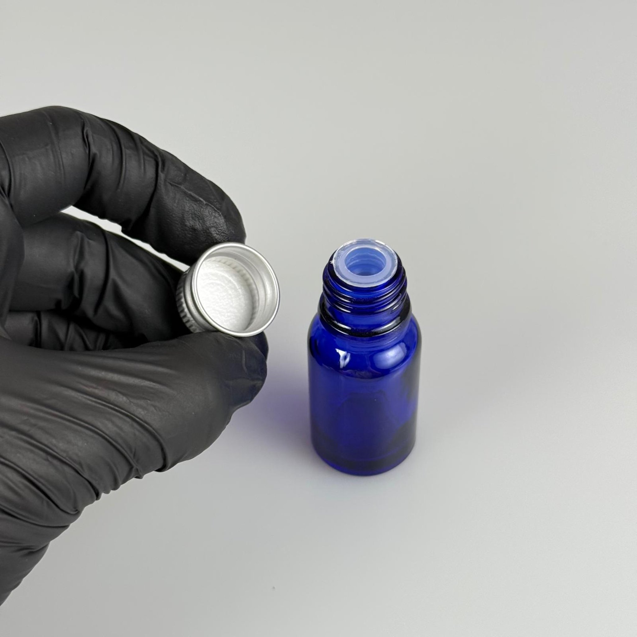 10 CC MAVİ CAM ŞİŞE + KÖPÜK CONTALI GÜMÜŞ ALÜMİNYUM METAL KAPAKLI + KÖR TIPALI TAKIM - 10 ML MAVİ CAM ŞİŞE