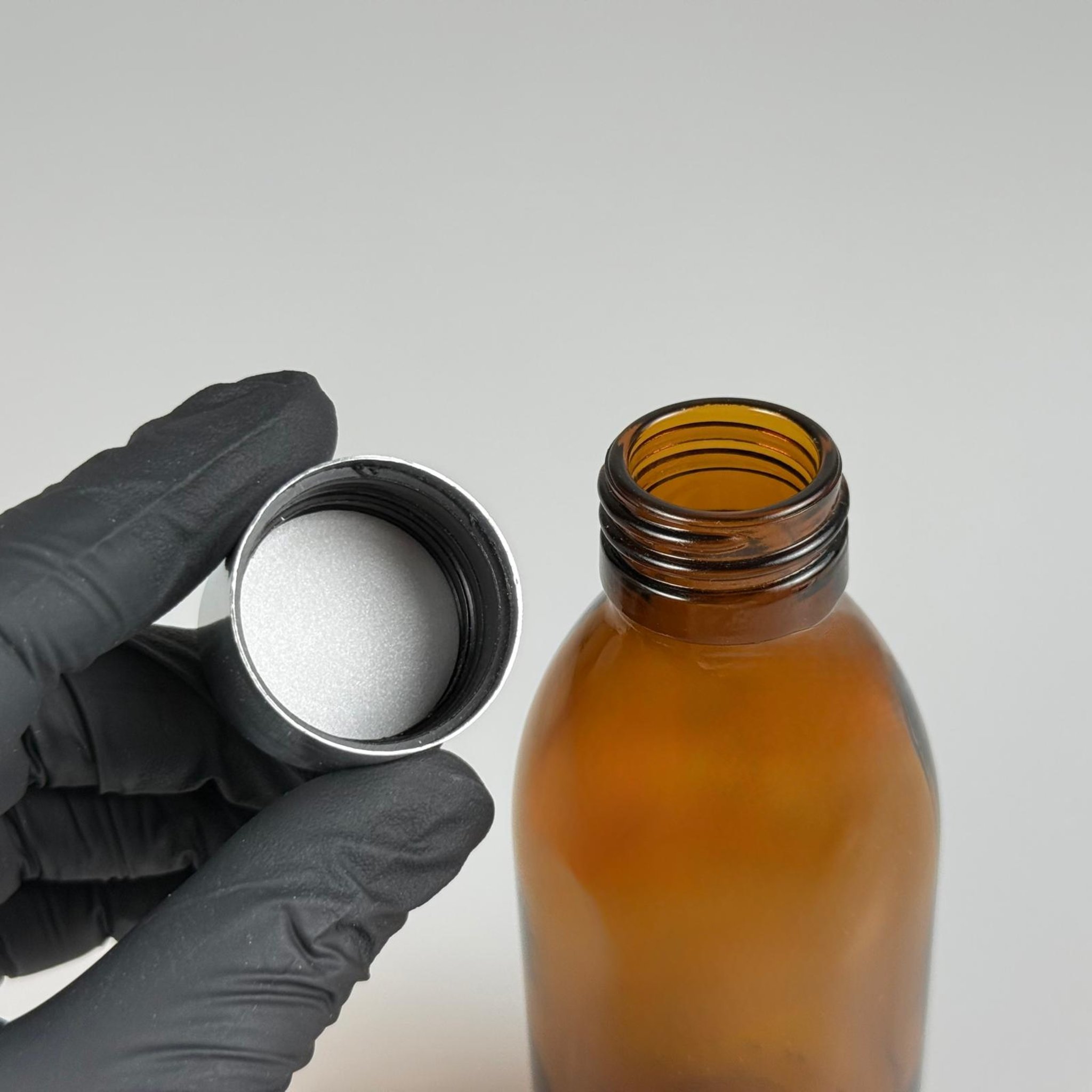 160 CC AMBER CAM ŞİŞE + ALÜMİNYUM KAPLAMALI GÜMÜŞ KAPAKLI TAKIM -  160 ML KAHVERENGİ CAM ŞİŞE